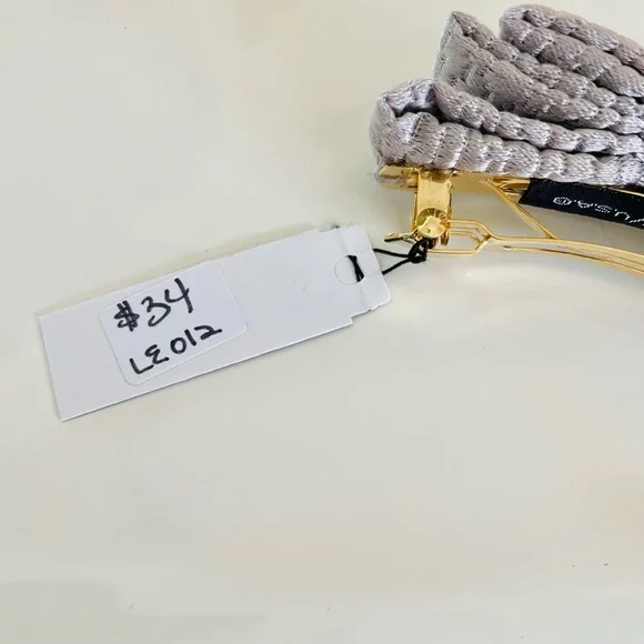 L. ERICKSON USA
PETITE BOW BARRETTE -
SILK in silver - Picture 4 of 4